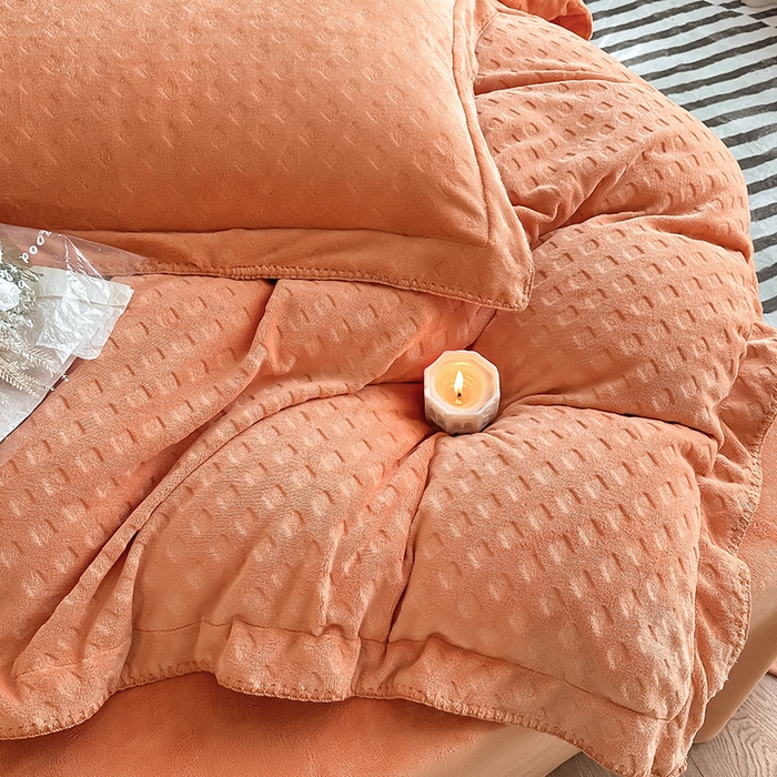 91家纺网 家纺一手货源 找家纺 艾佳 2025新款华夫格高克重牛奶绒雕花三角贝壳边工艺加厚保暖四件套 华夫格暖橘