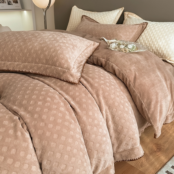 91家纺网 家纺一手货源 找家纺 艾佳 2025新款华夫格高克重牛奶绒雕花三角贝壳边工艺加厚保暖四件套 华夫格奶茶咖