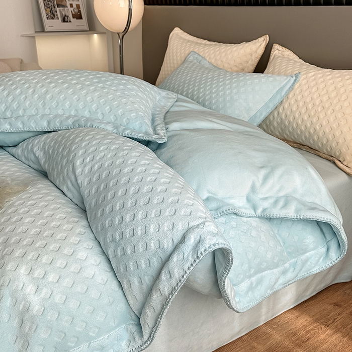 91家纺网 家纺一手货源 找家纺 艾佳 2025新款华夫格高克重牛奶绒雕花三角贝壳边工艺加厚保暖四件套 华夫格梦幻蓝