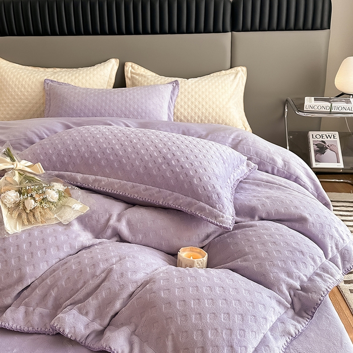 91家纺网 家纺一手货源 找家纺 艾佳 2025新款华夫格高克重牛奶绒雕花三角贝壳边工艺加厚保暖四件套 华夫格薰衣紫