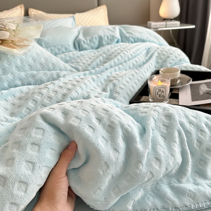 91家纺网 家纺一手货源 找家纺 艾佳 2025新款华夫格高克重牛奶绒雕花三角贝壳边工艺加厚保暖四件套 华夫格梦幻蓝