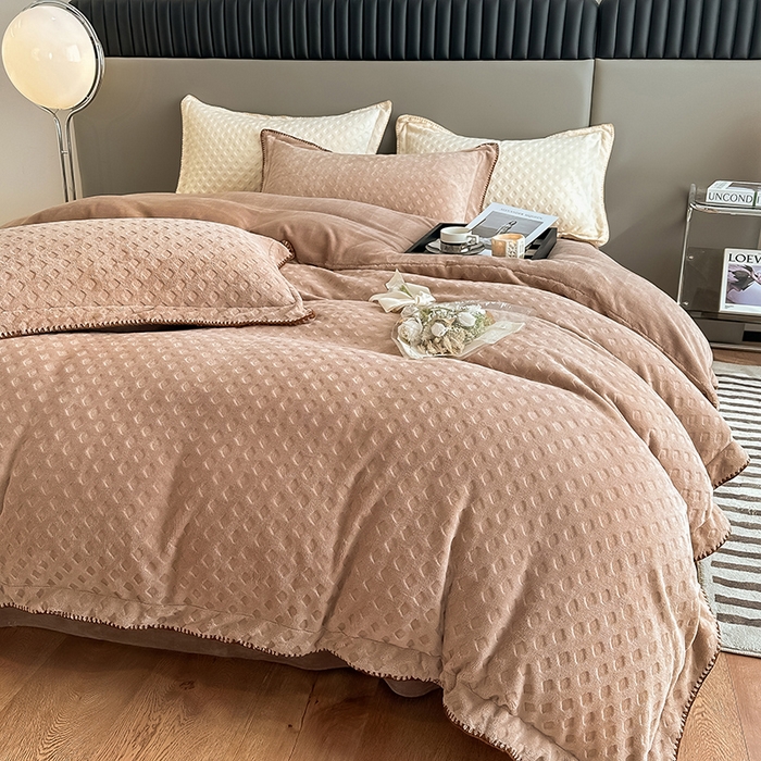 91家纺网 家纺一手货源 找家纺 艾佳 2025新款华夫格高克重牛奶绒雕花三角贝壳边工艺加厚保暖四件套 华夫格奶茶咖