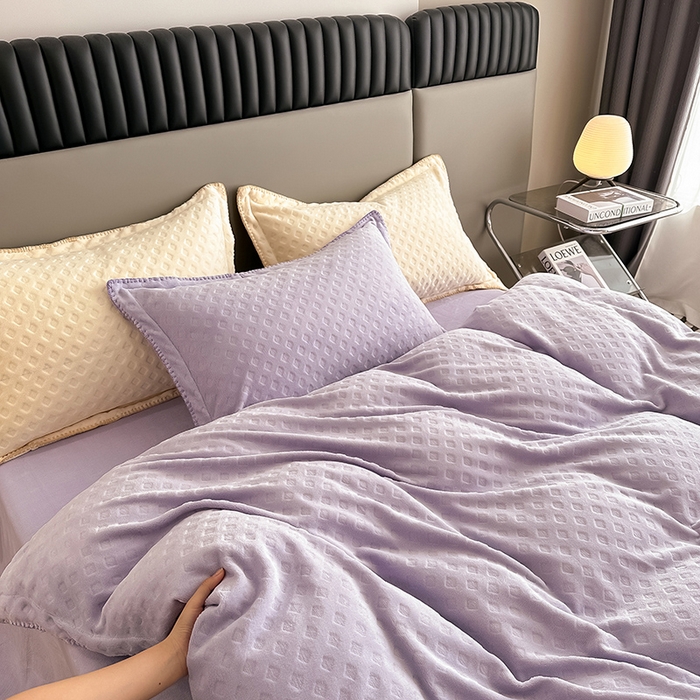 91家纺网 家纺一手货源 找家纺 艾佳 2025新款华夫格高克重牛奶绒雕花三角贝壳边工艺加厚保暖四件套 华夫格薰衣紫