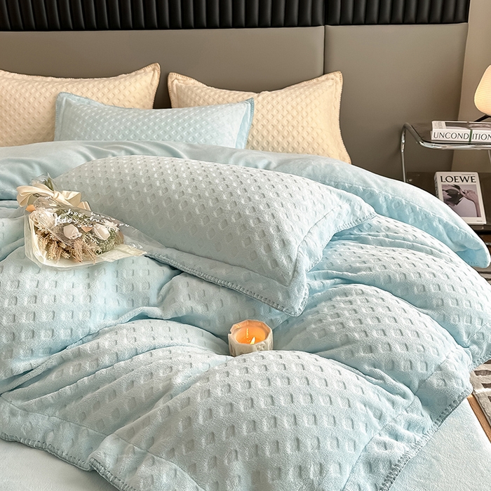 91家纺网 家纺一手货源 找家纺 艾佳 2025新款华夫格高克重牛奶绒雕花三角贝壳边工艺加厚保暖四件套 华夫格梦幻蓝