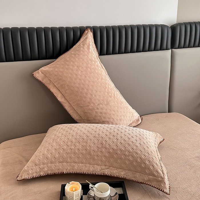 91家纺网 家纺一手货源 找家纺 艾佳 2025新款华夫格高克重牛奶绒雕花三角贝壳边工艺加厚保暖四件套 华夫格奶茶咖