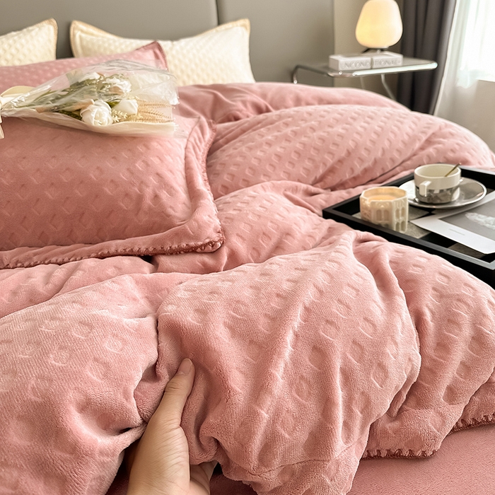 91家纺网 家纺一手货源 找家纺 艾佳 2025新款华夫格高克重牛奶绒雕花三角贝壳边工艺加厚保暖四件套 华夫格藕粉