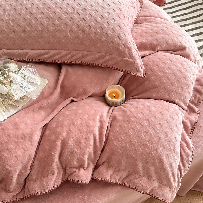 91家纺网 家纺一手货源 找家纺 艾佳 2025新款华夫格高克重牛奶绒雕花三角贝壳边工艺加厚保暖四件套 华夫格藕粉