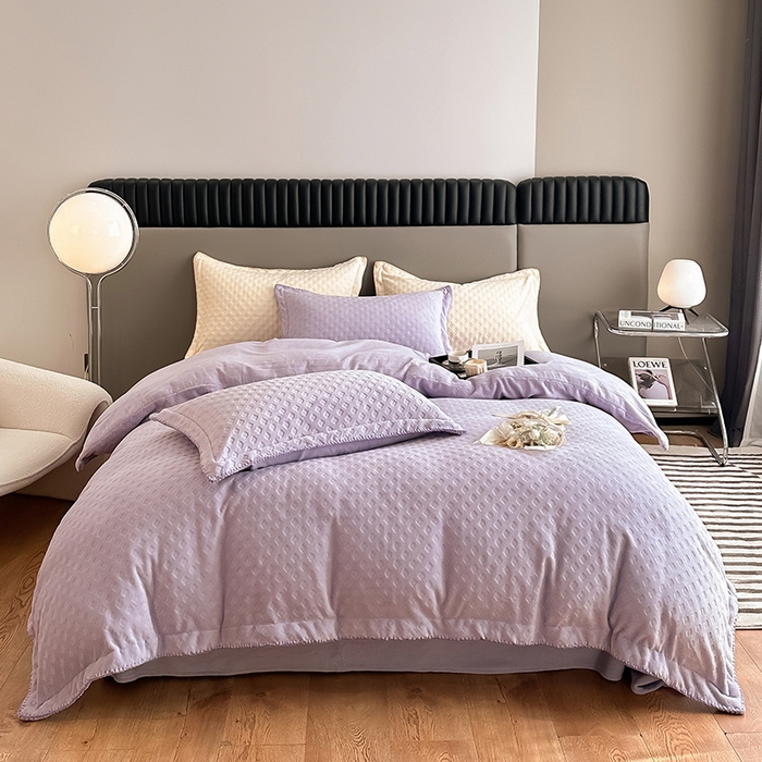 91家纺网 家纺一手货源 找家纺 艾佳 2025新款华夫格高克重牛奶绒雕花三角贝壳边工艺加厚保暖四件套 华夫格薰衣紫