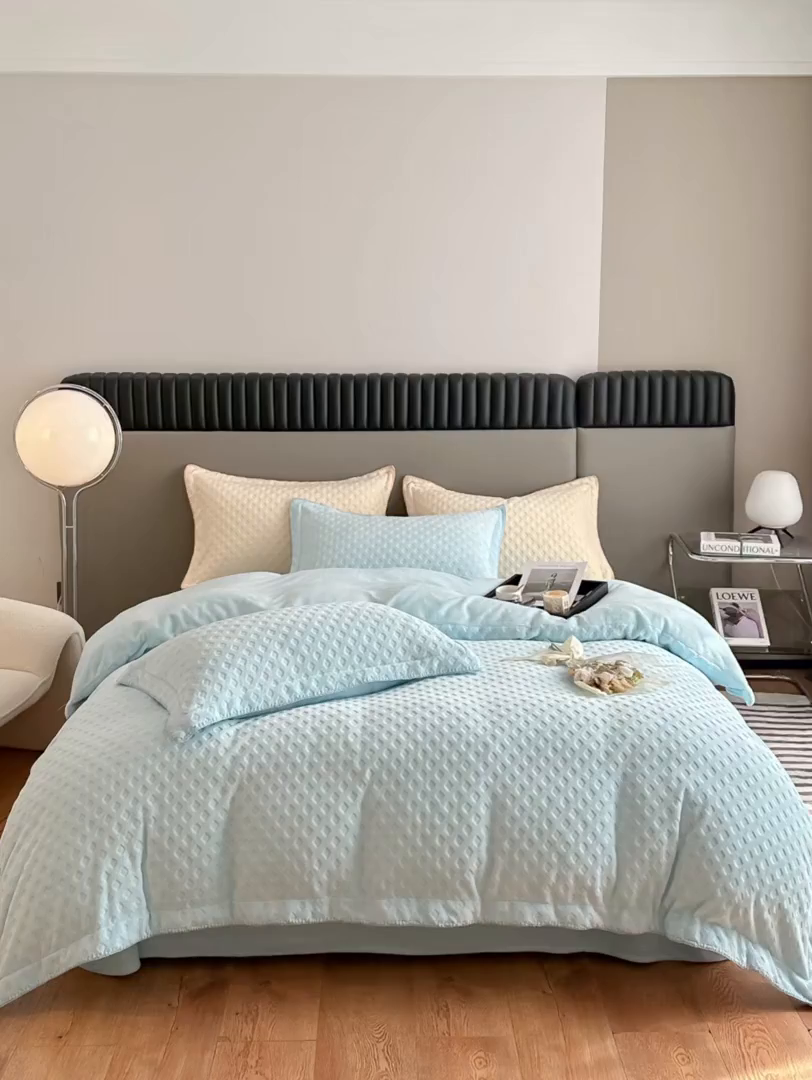 91家纺网 家纺一手货源 找家纺 艾佳 2025新款华夫格高克重牛奶绒雕花三角贝壳边工艺加厚保暖四件套 华夫格梦幻蓝