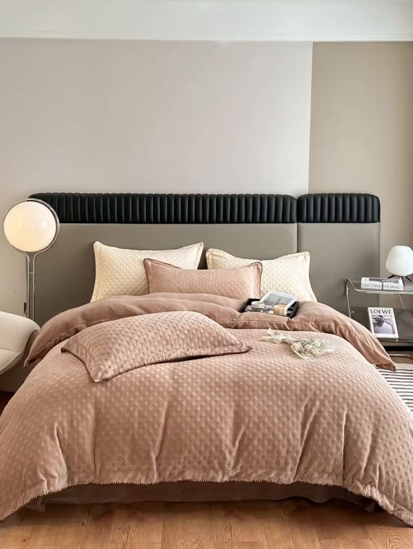 91家纺网 家纺一手货源 找家纺 艾佳 2025新款华夫格高克重牛奶绒雕花三角贝壳边工艺加厚保暖四件套 华夫格奶茶咖