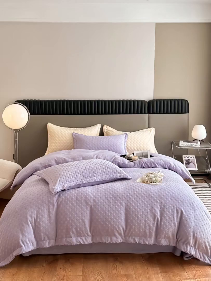 91家纺网 家纺一手货源 找家纺 艾佳 2025新款华夫格高克重牛奶绒雕花三角贝壳边工艺加厚保暖四件套 华夫格薰衣紫