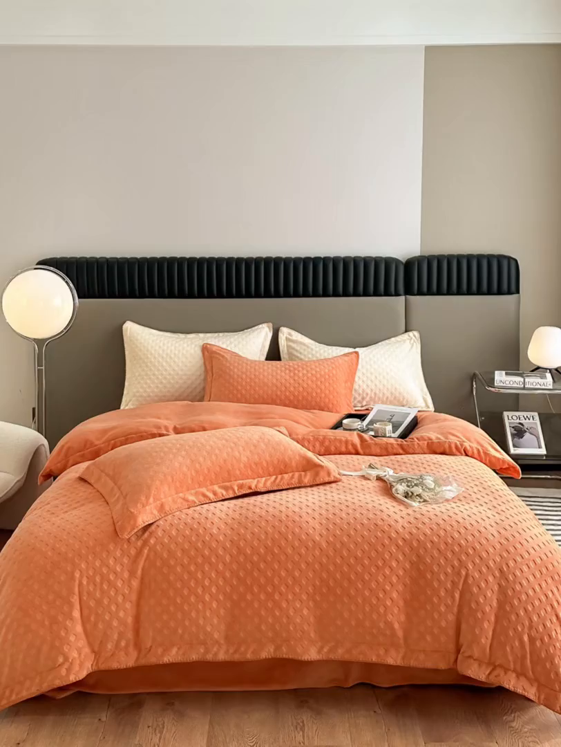 91家纺网 家纺一手货源 找家纺 艾佳 2025新款华夫格高克重牛奶绒雕花三角贝壳边工艺加厚保暖四件套 华夫格暖橘