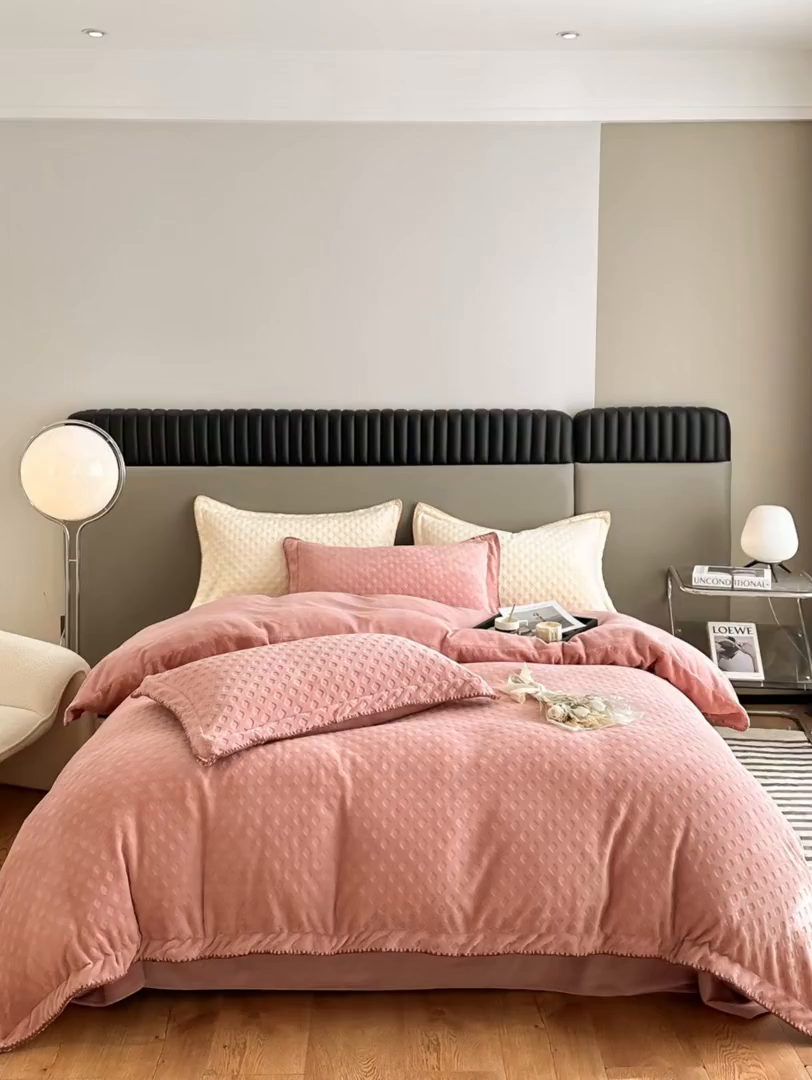 91家纺网 家纺一手货源 找家纺 艾佳 2025新款华夫格高克重牛奶绒雕花三角贝壳边工艺加厚保暖四件套 华夫格藕粉