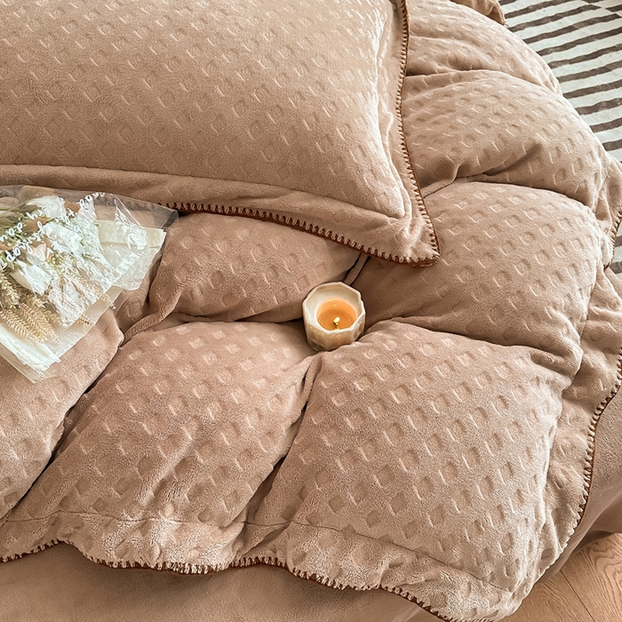 91家纺网 家纺一手货源 找家纺 艾佳 2025新款华夫格高克重牛奶绒雕花三角贝壳边工艺加厚保暖四件套 华夫格奶茶咖