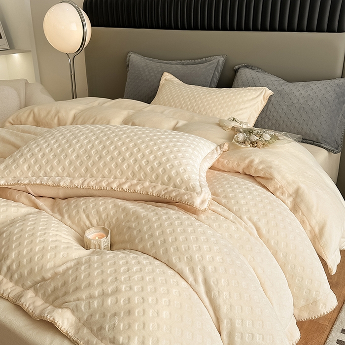 91家纺网 家纺一手货源 找家纺 艾佳 2025新款华夫格高克重牛奶绒雕花三角贝壳边工艺加厚保暖四件套 华夫格白