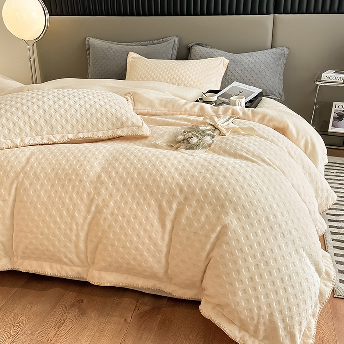 91家纺网 家纺一手货源 找家纺 艾佳 2025新款华夫格高克重牛奶绒雕花三角贝壳边工艺加厚保暖四件套 华夫格白