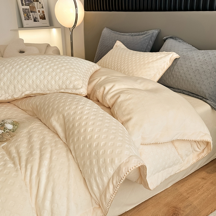 91家纺网 家纺一手货源 找家纺 艾佳 2025新款华夫格高克重牛奶绒雕花三角贝壳边工艺加厚保暖四件套 华夫格白