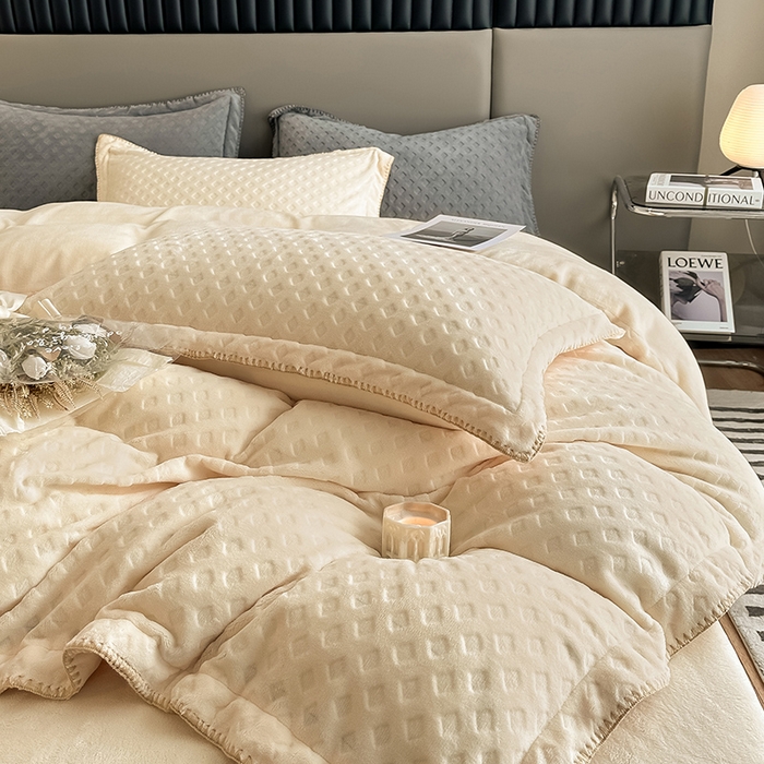 91家纺网 家纺一手货源 找家纺 艾佳 2025新款华夫格高克重牛奶绒雕花三角贝壳边工艺加厚保暖四件套 华夫格白