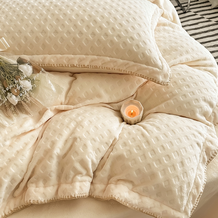 91家纺网 家纺一手货源 找家纺 艾佳 2025新款华夫格高克重牛奶绒雕花三角贝壳边工艺加厚保暖四件套 华夫格白