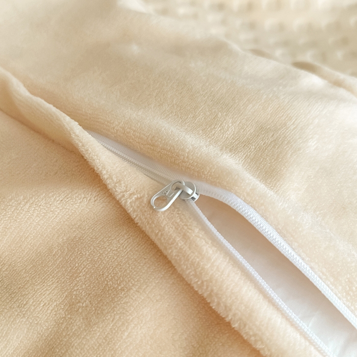 91家纺网 家纺一手货源 找家纺 艾佳 2025新款华夫格高克重牛奶绒雕花三角贝壳边工艺加厚保暖四件套 华夫格白