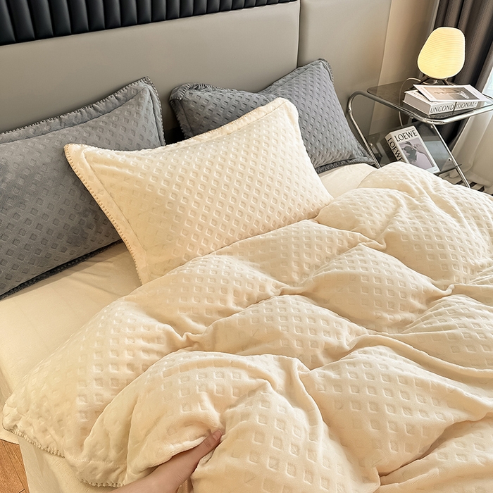 91家纺网 家纺一手货源 找家纺 艾佳 2025新款华夫格高克重牛奶绒雕花三角贝壳边工艺加厚保暖四件套 华夫格白