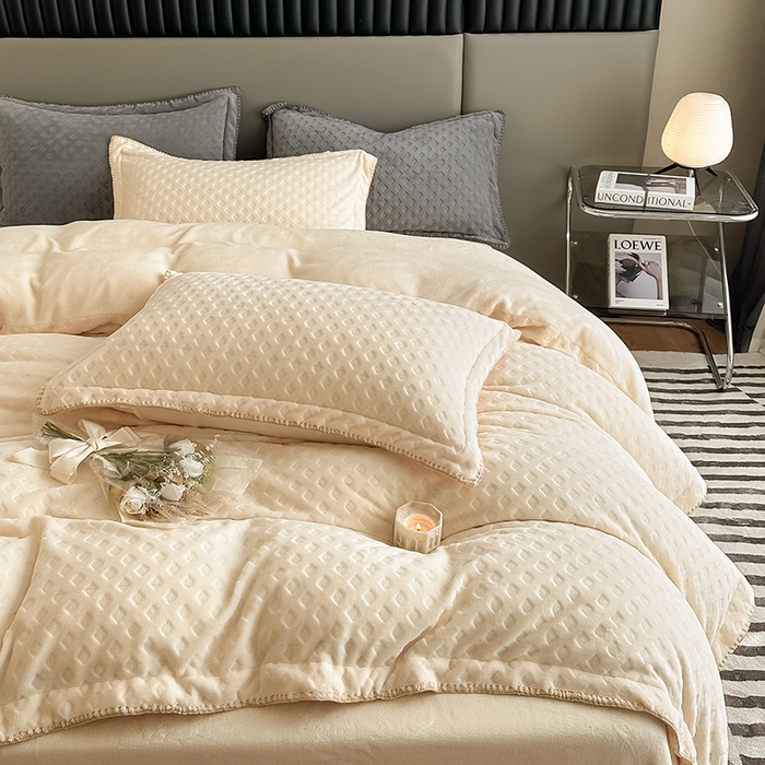 91家纺网 家纺一手货源 找家纺 艾佳 2025新款华夫格高克重牛奶绒雕花三角贝壳边工艺加厚保暖四件套 华夫格白