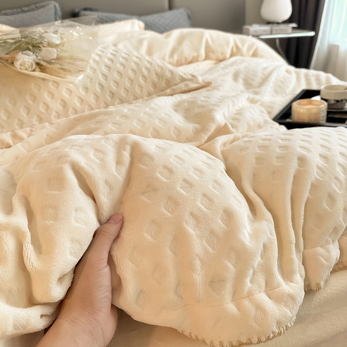 91家纺网 家纺一手货源 找家纺 艾佳 2025新款华夫格高克重牛奶绒雕花三角贝壳边工艺加厚保暖四件套 华夫格白