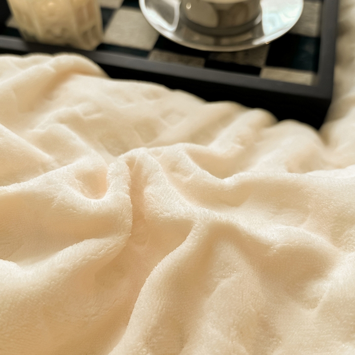 91家纺网 家纺一手货源 找家纺 艾佳 2025新款华夫格高克重牛奶绒雕花三角贝壳边工艺加厚保暖四件套 华夫格白