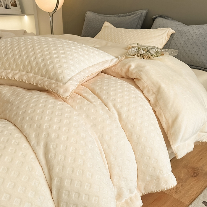 91家纺网 家纺一手货源 找家纺 艾佳 2025新款华夫格高克重牛奶绒雕花三角贝壳边工艺加厚保暖四件套 华夫格白