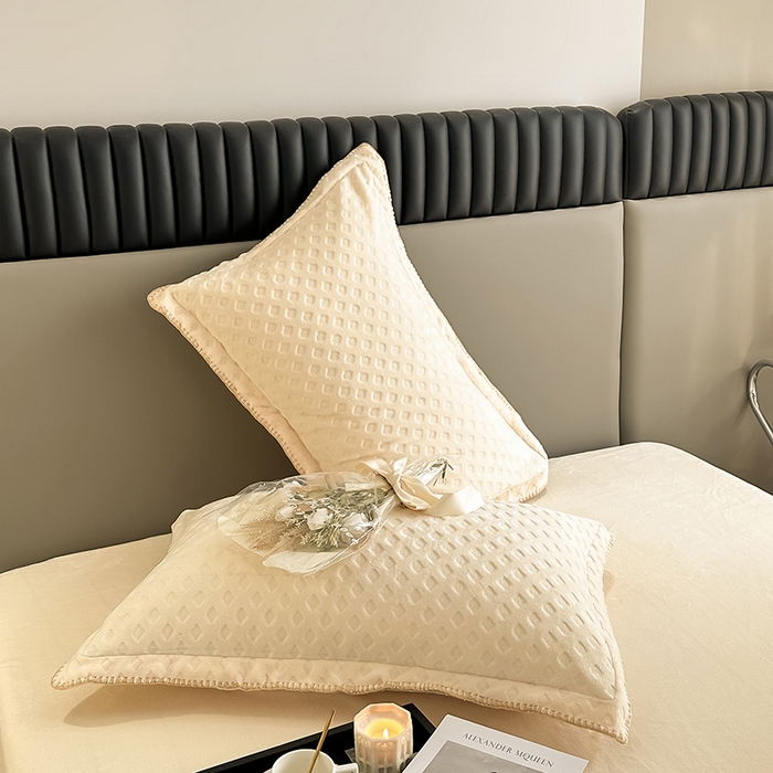 91家纺网 家纺一手货源 找家纺 艾佳 2025新款华夫格高克重牛奶绒雕花三角贝壳边工艺加厚保暖四件套 华夫格白