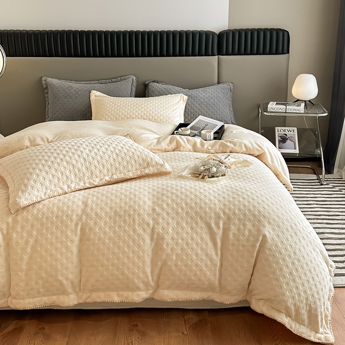 91家纺网 家纺一手货源 找家纺 艾佳 2025新款华夫格高克重牛奶绒雕花三角贝壳边工艺加厚保暖四件套 华夫格白