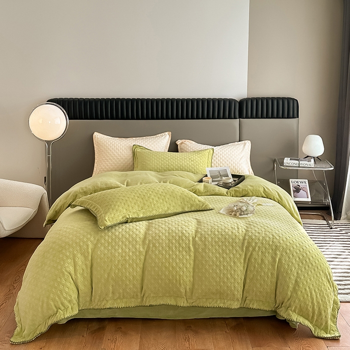 91家纺网 家纺一手货源 找家纺 艾佳 2025新款华夫格高克重牛奶绒雕花三角贝壳边工艺加厚保暖四件套 华夫格奶绿