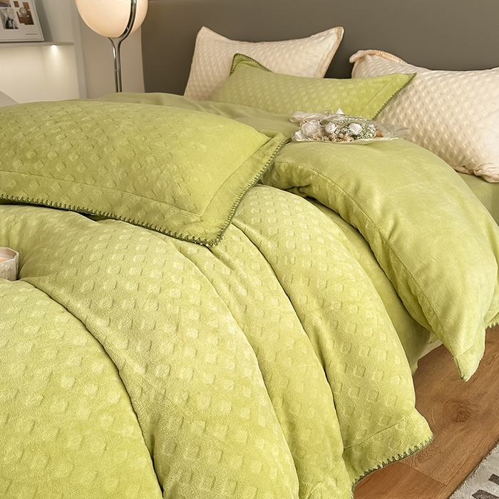 91家纺网 家纺一手货源 找家纺 艾佳 2025新款华夫格高克重牛奶绒雕花三角贝壳边工艺加厚保暖四件套 华夫格奶绿