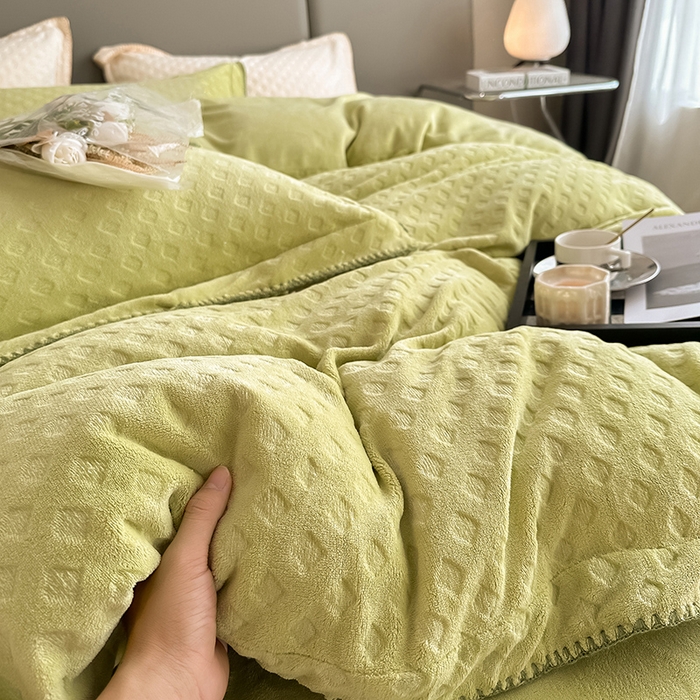 91家纺网 家纺一手货源 找家纺 艾佳 2025新款华夫格高克重牛奶绒雕花三角贝壳边工艺加厚保暖四件套 华夫格奶绿