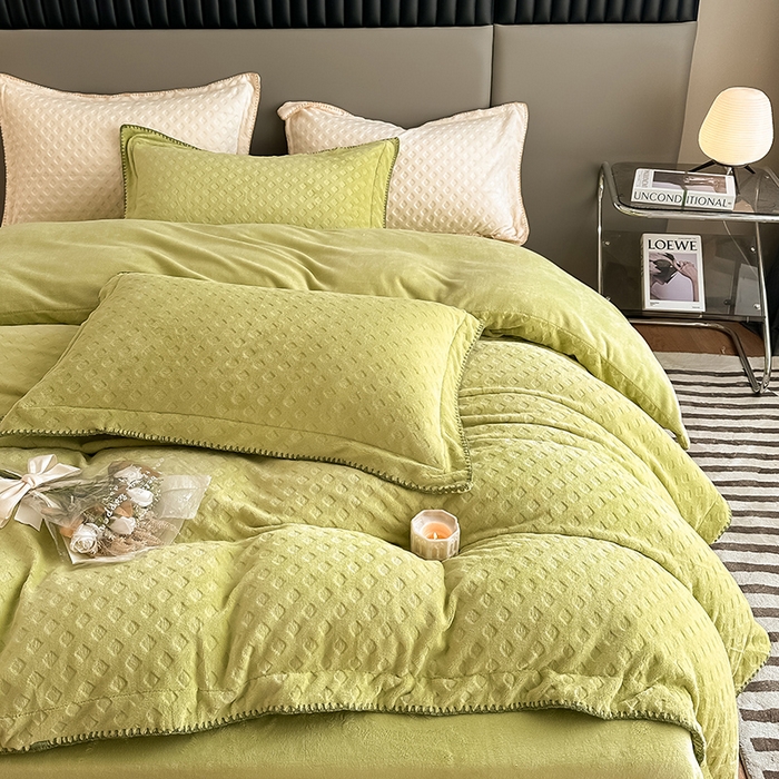 91家纺网 家纺一手货源 找家纺 艾佳 2025新款华夫格高克重牛奶绒雕花三角贝壳边工艺加厚保暖四件套 华夫格奶绿