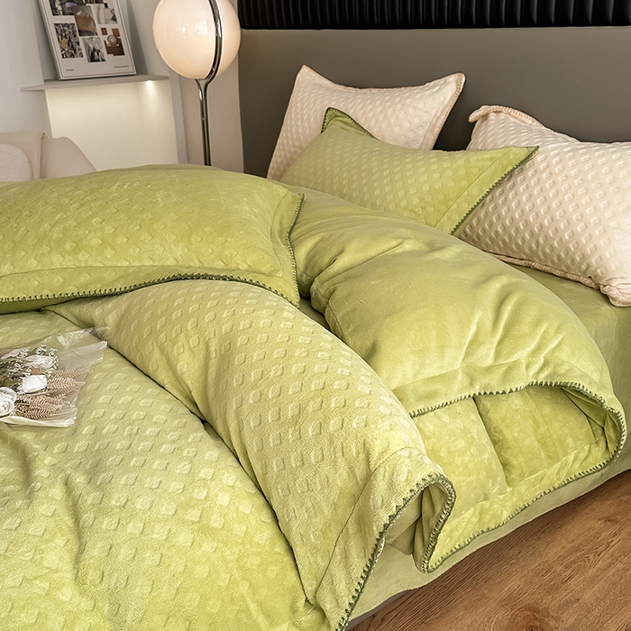 91家纺网 家纺一手货源 找家纺 艾佳 2025新款华夫格高克重牛奶绒雕花三角贝壳边工艺加厚保暖四件套 华夫格奶绿