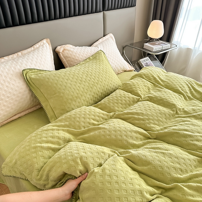 91家纺网 家纺一手货源 找家纺 艾佳 2025新款华夫格高克重牛奶绒雕花三角贝壳边工艺加厚保暖四件套 华夫格奶绿