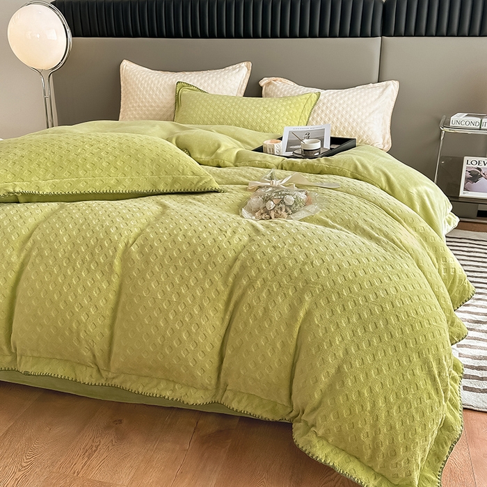 91家纺网 家纺一手货源 找家纺 艾佳 2025新款华夫格高克重牛奶绒雕花三角贝壳边工艺加厚保暖四件套 华夫格奶绿