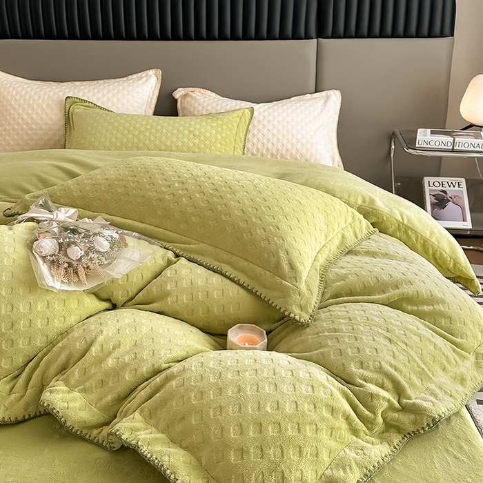 91家纺网 家纺一手货源 找家纺 艾佳 2025新款华夫格高克重牛奶绒雕花三角贝壳边工艺加厚保暖四件套 华夫格奶绿