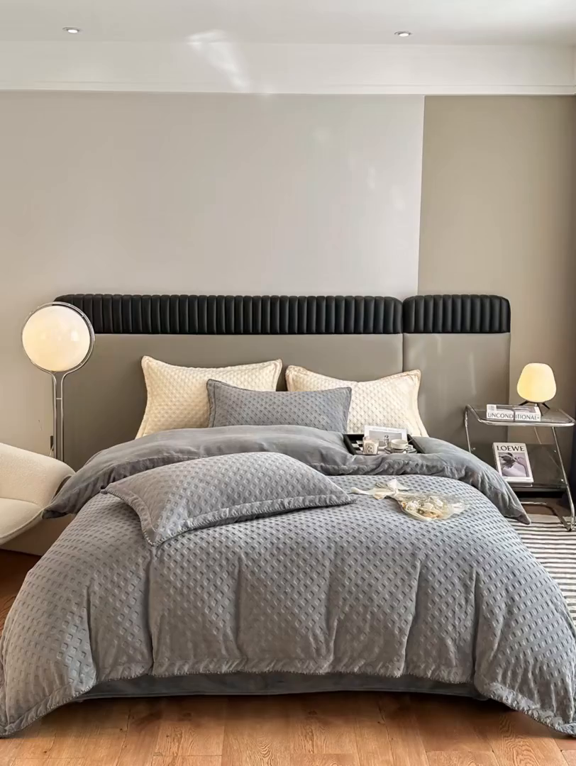 91家纺网 家纺一手货源 找家纺 艾佳 2025新款华夫格高克重牛奶绒雕花三角贝壳边工艺加厚保暖四件套 华夫格浅灰