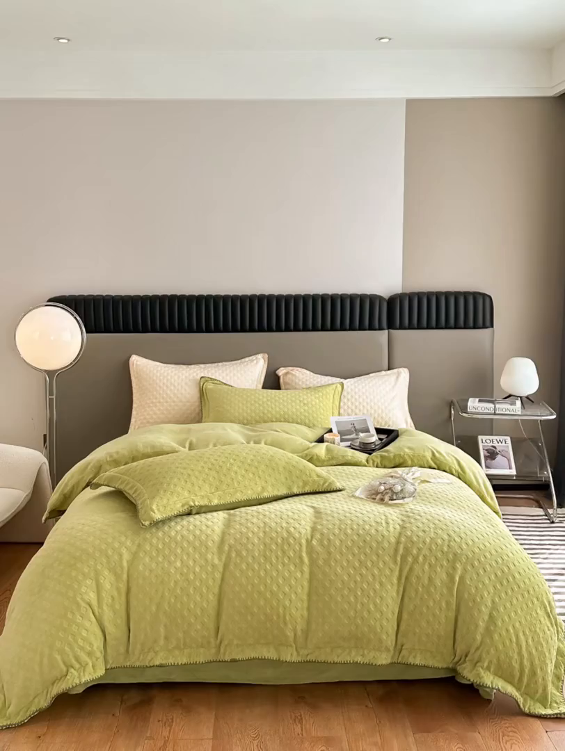 91家纺网 家纺一手货源 找家纺 艾佳 2025新款华夫格高克重牛奶绒雕花三角贝壳边工艺加厚保暖四件套 华夫格奶绿