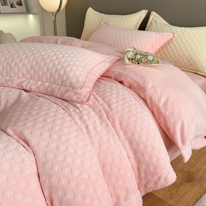 91家纺网 家纺一手货源 找家纺 艾佳 2025新款华夫格高克重牛奶绒雕花三角贝壳边工艺加厚保暖四件套 华夫格蜜桃粉
