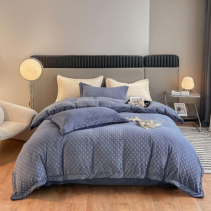 91家纺网 家纺一手货源 找家纺 艾佳 2025新款华夫格高克重牛奶绒雕花三角贝壳边工艺加厚保暖四件套 华夫格星空蓝