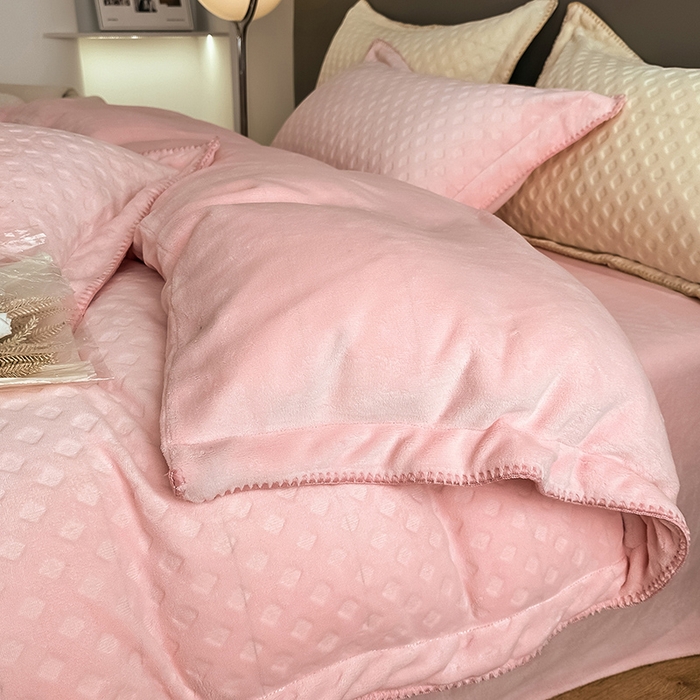 91家纺网 家纺一手货源 找家纺 艾佳 2025新款华夫格高克重牛奶绒雕花三角贝壳边工艺加厚保暖四件套 华夫格蜜桃粉