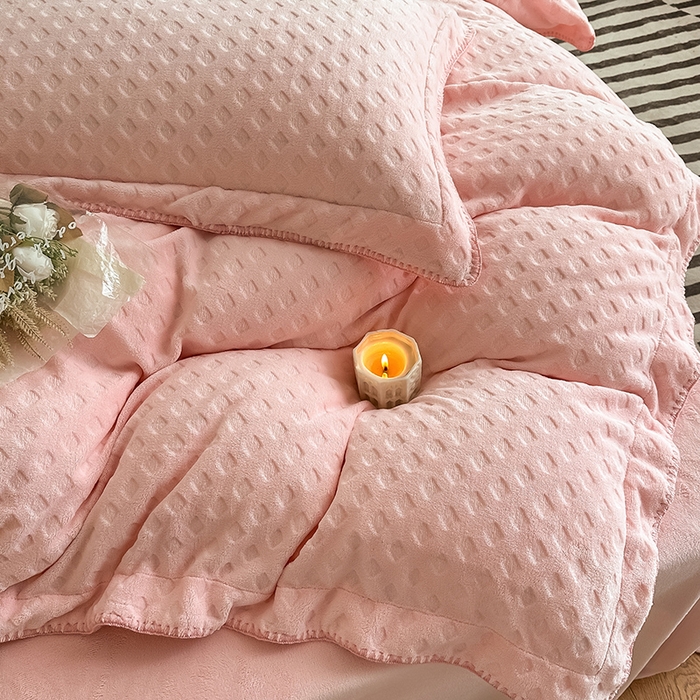 91家纺网 家纺一手货源 找家纺 艾佳 2025新款华夫格高克重牛奶绒雕花三角贝壳边工艺加厚保暖四件套 华夫格蜜桃粉