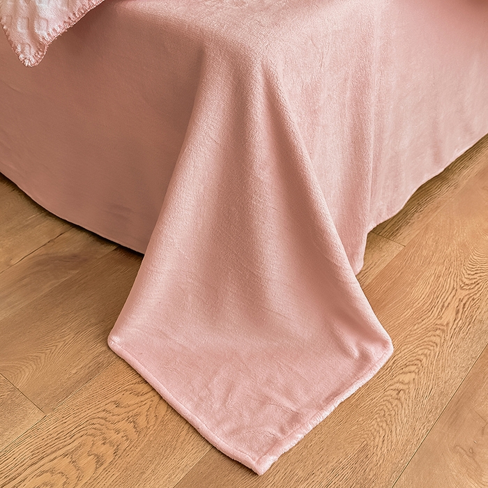 91家纺网 家纺一手货源 找家纺 艾佳 2025新款华夫格高克重牛奶绒雕花三角贝壳边工艺加厚保暖四件套 华夫格蜜桃粉