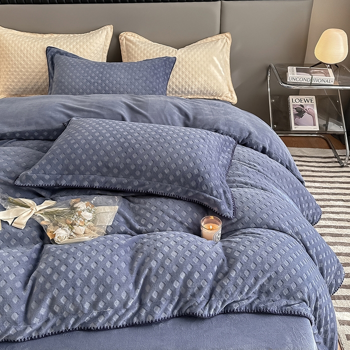 91家纺网 家纺一手货源 找家纺 艾佳 2025新款华夫格高克重牛奶绒雕花三角贝壳边工艺加厚保暖四件套 华夫格星空蓝