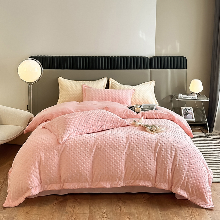 91家纺网 家纺一手货源 找家纺 艾佳 2025新款华夫格高克重牛奶绒雕花三角贝壳边工艺加厚保暖四件套 华夫格蜜桃粉
