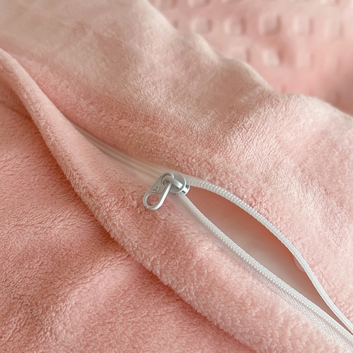 91家纺网 家纺一手货源 找家纺 艾佳 2025新款华夫格高克重牛奶绒雕花三角贝壳边工艺加厚保暖四件套 华夫格蜜桃粉