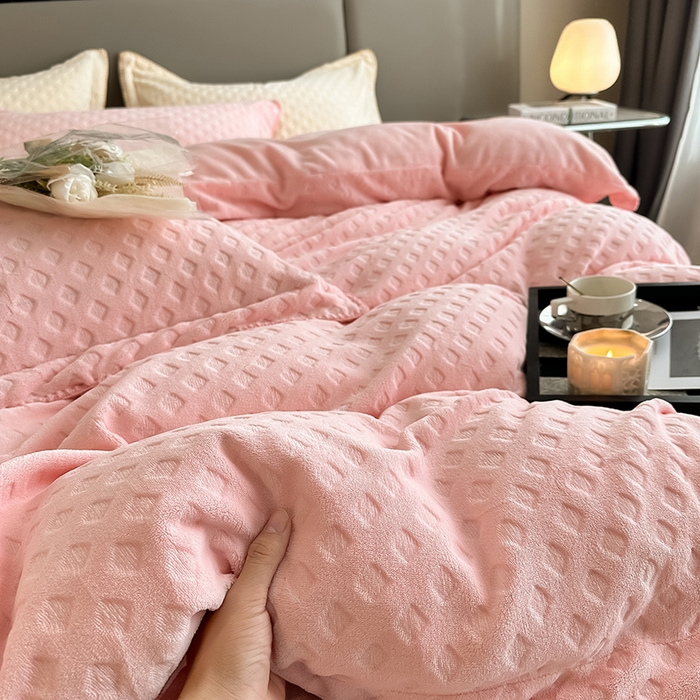 91家纺网 家纺一手货源 找家纺 艾佳 2025新款华夫格高克重牛奶绒雕花三角贝壳边工艺加厚保暖四件套 华夫格蜜桃粉